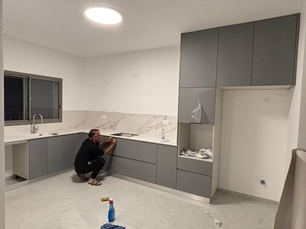 איך מנקים ציפוי פולימרי בלי לפגוע בגימור?